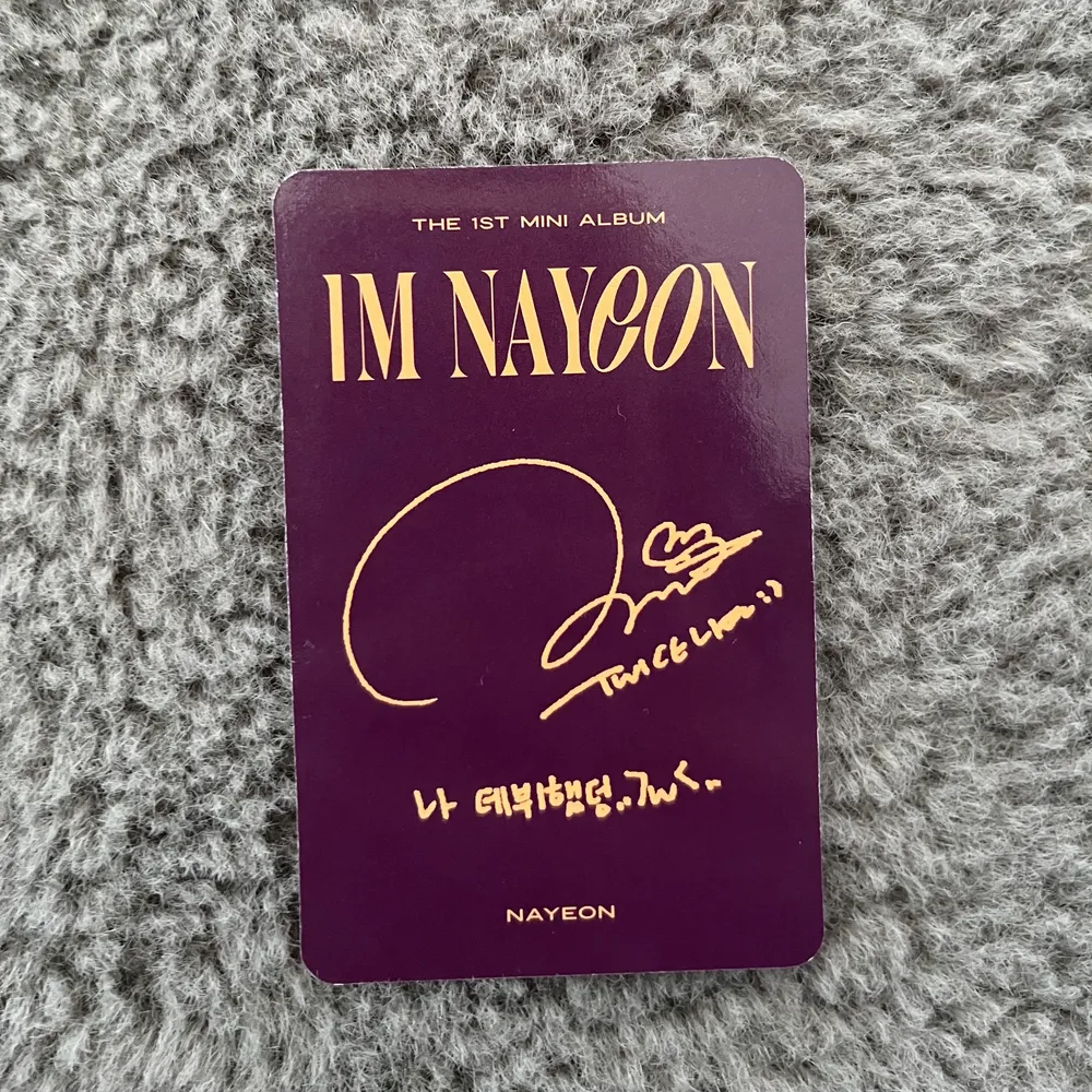 En officiel Nayeon photocard från hennes solo album IM NAYEON, jag står inte för frakt eller postens strul. Jag bor runt en timme från Göteborg.. Övrigt.