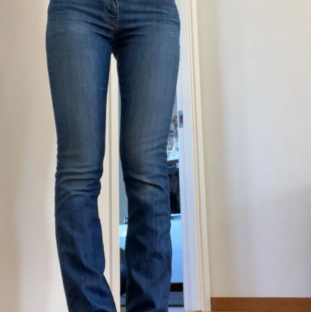 jätte fina levis jeans i modellen straight. knappt använda och modellen säljs inte längre🫶🏼 PRIS KAN DISKUTERAS SÅKLART. Jeans & Byxor.