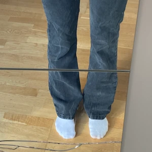 Stradivarius  - Säljer mina svart gråa jeans från stradivarius i stl 32 för att dom är för små för mig. Säljer dom för 280 kr.