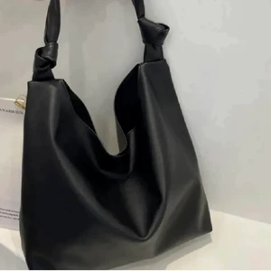 Väska Handväska Axelväska Läder Fejkläder Fuskläder PU läder - Säljer denna fina, mycket rymliga väskan i fejkläder. Får plats med dator, block, böcker osv. Helt ny och inte använd - endast testad. Skicka iväg ett meddelande för fler bilder eller så ☺️