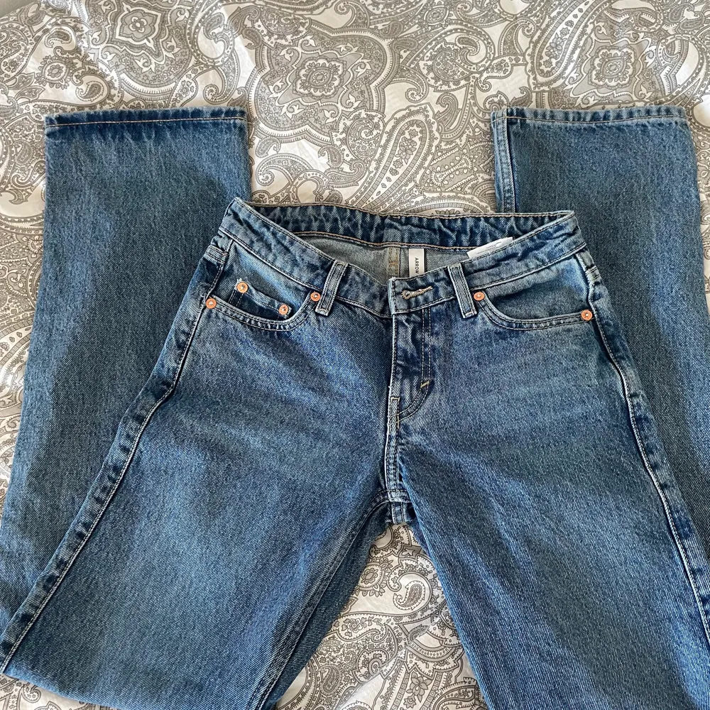 Ett par lågmidjade arrow low straight jeans från weekday. Storlek 24x32. Aldrig använda. Köparen står för frakt.. Jeans & Byxor.