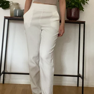 Vita kostymbyxor från Missguided - Helt oanväda med lappen fortfarande kvar. Jag är 165cm lång och byxorna går precis till fotknölarna 