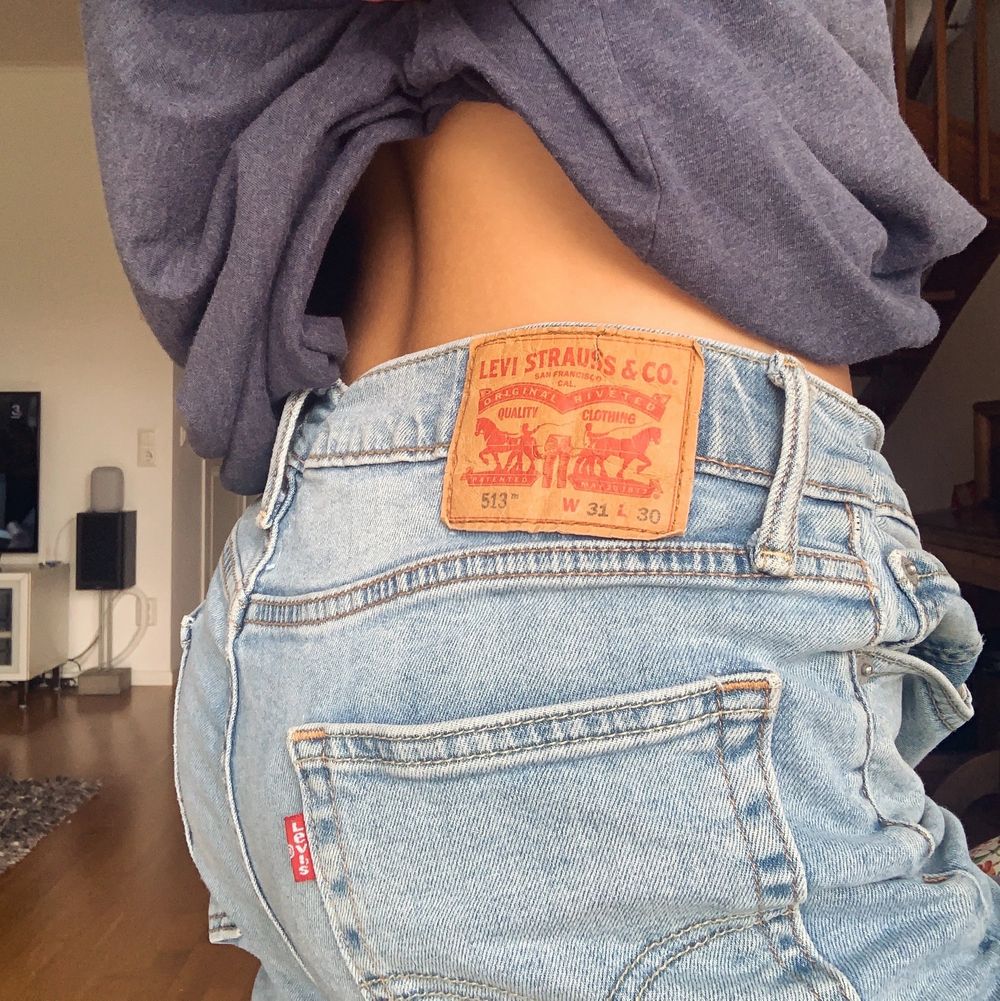Levis Jeans i finaste ljusblå färgen!!💘 Köpta second hand men tyvärr för stora i midjan för mig. Superfina nu i sommar! Bara att höra av sig för fler bilder eller frågor!🙏🏻 köp direkt för 550 (då står jag för frakten 66kr spårbar). Jeans & Byxor.