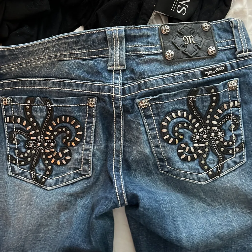 säljer mina lågmidjade miss me jeans med cool design på fickorna som är lite för stora för mig, dom e i storlek 30, pris kan diskuteras  kom privat för mer info eller bilder. Jeans & Byxor.