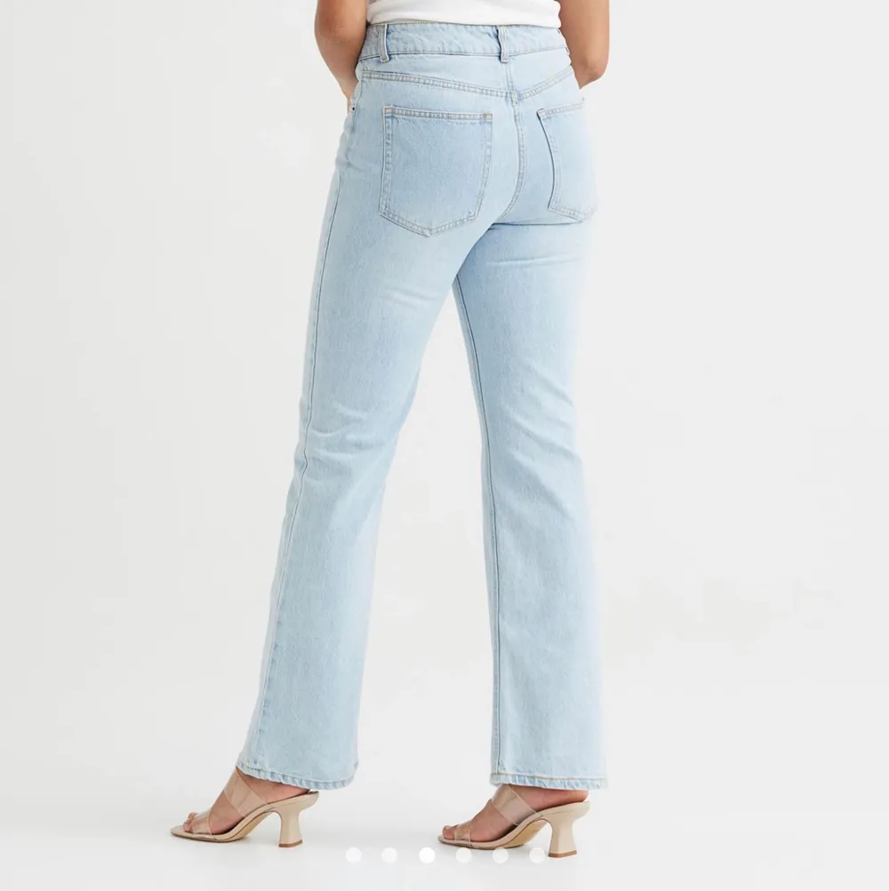 Säljer dessa helt slutsålda jeans från hm! Storlek 34, dom är helt oöppnade och oanvända därav inga egna bilder! Frakt tillkommer❤️. Jeans & Byxor.