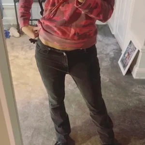 Lågmidjade jeans - Säljer dessa supersnygga och populära jeans från H&M💕 Dom är helt slutsålda och går inte att få tag på någonstans🥰 Storlek 38 men passar mig som är 36! Lånade bilder från SelloutXX💕💕