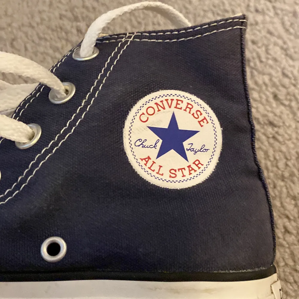 Säljer mina jättefina Converse! De e såklart äkta å i fint skick:)💓försmå för mig tyvärr så hoppas nån ny njuter av de😛 vet ej riktigt storlek, de står 36,5 eller 38,5 men de har passat mig när jag har haft 37-38!💘 . Skor.
