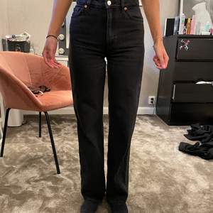 Svarta straight jeans från Monki i storlek 25!💞sitter som XS/S