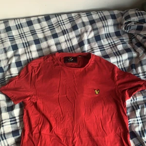 Röd Lyle&Scott T-shirt - Snygg T-shirt i perfekt skick  Möts i centrala Stockholm 
