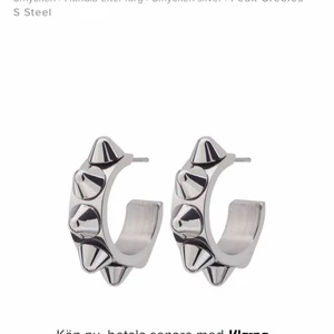 Edblad örhöngen - Säljer dessa populära örhängen från Edblad! Du får med hela kartongen. Köp direkt för 220kr. Frakten kostar 13kr och om du vill ha spårbar 26kr! Högsta bud 170kr. Buda privat!