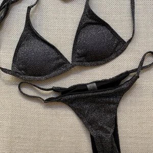 Oanvänd bikini  - Bikini från Shein, helt oanvänd då den var för liten för mig. Svartglittrig.