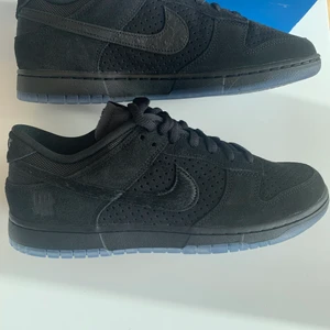 Nike Dunk Low SP Undefeated 5 On It Black - Nike Dunks som är helt oanvända. Box och kvitto följer med.  Hör av er om ni har några funderingar!  Nypris: 2700kr