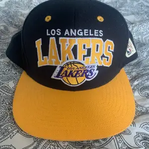 LA Lakers keps i jätte bra skick, köpt i vintras men använd 2gånger. Priset är diskuterbart.