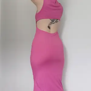 Ny oanvänd klänning med öppen rygg. Väldigt stretchig 