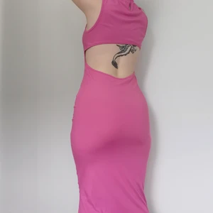 Rosa långklänning med öppen rygg  - Ny oanvänd klänning med öppen rygg. Väldigt stretchig 