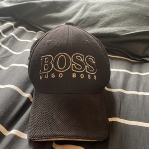 Hugo boss keps - Säljer min Hugo boss keps pga brist på användning, den är justerbar och passar alla!
