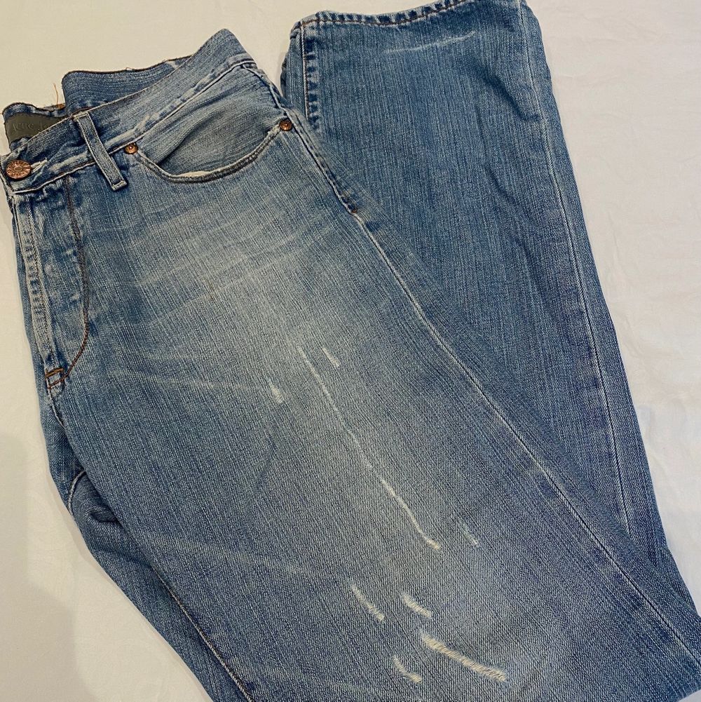 Ett par skitsnygga lågmidjade, baggy acne jeans som jag har köpt på second hand. Sitter perfekt men ksk är lite för långa på mig (jag är 160). Det är storlek 31/34 och lägger sig därför perfekt på höften.💗. Jeans & Byxor.