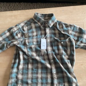 Skjorta  - Skön Carlings skjorta. säljer för den passar inte mig. Använd 0 gånger och prislapp sitter kvar. Originalpris 600kr 