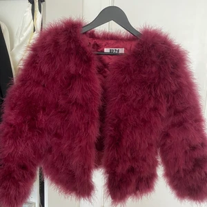 Fjäderjacka i vinrött DM (Dennis Maglic) - Fjäderjacka från DM i strl XS, jackan är i nyskick använd ett extremt fåtal ggr, säljes pga använder ej 