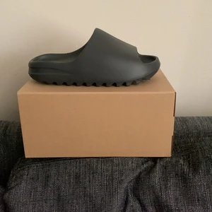 Yeezy slides strl9 - Yeezy slides onyx strl 9 ds kvitto kan visas köpta från snaekersnstuff perfekta för sommaren