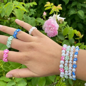 Smycken  - Handgjorda somriga smycken🌸 ett set med en ring och ett armband kostar 60kr.  