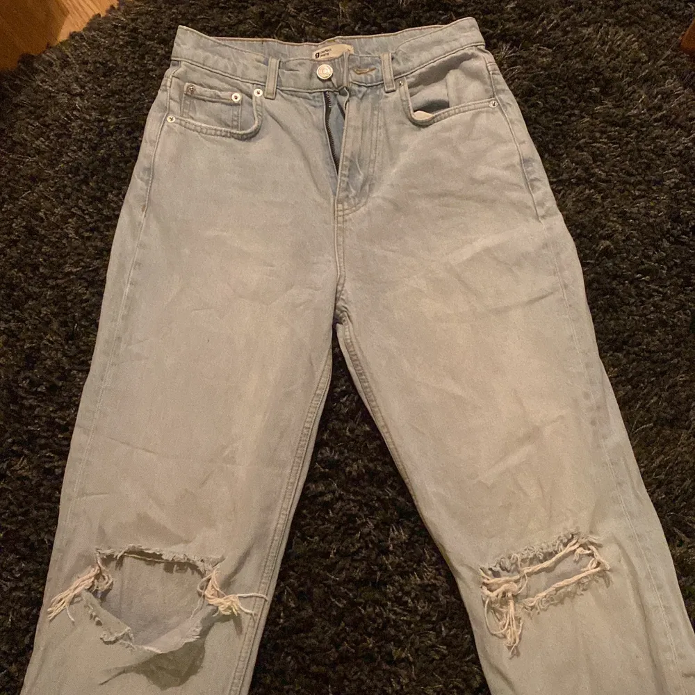 Säljer dessa tre Gina jeans då dem inte längre passar mig, säljer helst alla tre för 130kr eller så kostar ett par 50kr. Dem två sista jeansen är knappt använda:)). Jeans & Byxor.