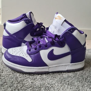 Nike Dunk High Varsity Purple  - Ett par riktig snygga dunks high i bra skick (8/10) lite creasade annars bra skick Sko lådan finns kvar Pris kan sänkas så kom med bud