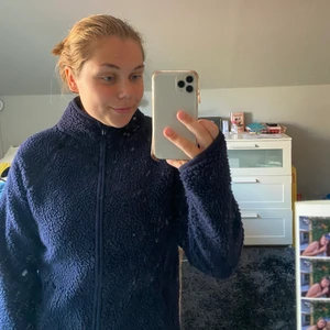 Teddy jacka monki i storlek xxs  - Mörkblå Teddy jacka från monki. Storlek xxs men passar mig som har xs/s i vanliga fall. Super nu till hösten. Har däremot använt den för lite för att behålla den. Den är i bra skick då jag knappt använt den. 