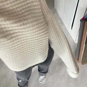 Stickad tröja från Nelly - Säljer nu denna super fina stickade tröja från NLY TREND! Köpt för något år sedan och är helt oanvänd💗 skulle säga att färgen är mer åt det créme vita hållet. Kom privat för fler bilder!💞 köparen står för frakten!
