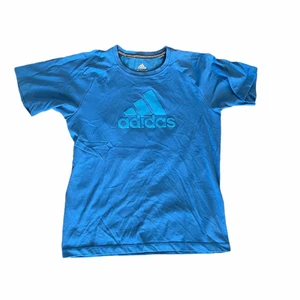 Adidas t-shirt - Barntröja. Storlek 164. Använt skick, lite sprickor i loggan. Annars fint skick.
