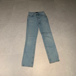 Asos jeans  - Super snygga miderised asos jeans.💕 säljer eftersom de är för små i midjan för mig.💕 storleken är 24/32💕