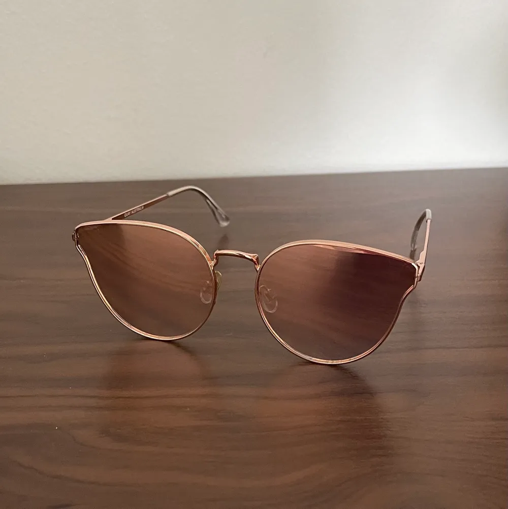 Helt nya solglasögon från Quay Australia, inköpt för några år sedan och har sen dess bara legat.  De har alltid förvarats i sitt fodral.  Köparen står för frakten.. Accessoarer.