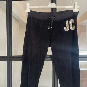 Juicy couture retro mjukisbyxor - Säljer nu mina juicy byxor, sparsamt använda pga för små för mig som har M. Byxorna är i storlek S men passar även XS. Normal i midjehöjd. Normal längd. 