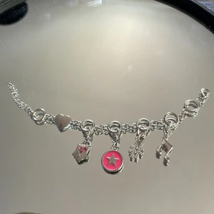 Berlockarmband  - Armband i okänd metall. Justerbart och har omkretsen 16-19. Gulligt armband med tillkommande berlocker att ha på det.  ✨