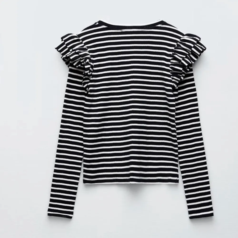 En super snygg slutsåld populär tröja från zara med volanger på axlarna😍💘. Storlek medium men passar också small. Nypris 259kr, säljer för 199+frakt💋 . Tröjor & Koftor.