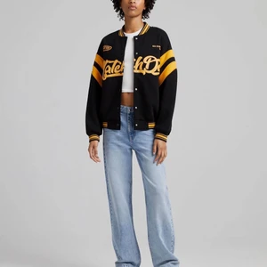 Jeans - Superfina somriga lågmidjade jeans. De är lösa i passformen och långa i benen. Helt oanvända med lapparna kvar