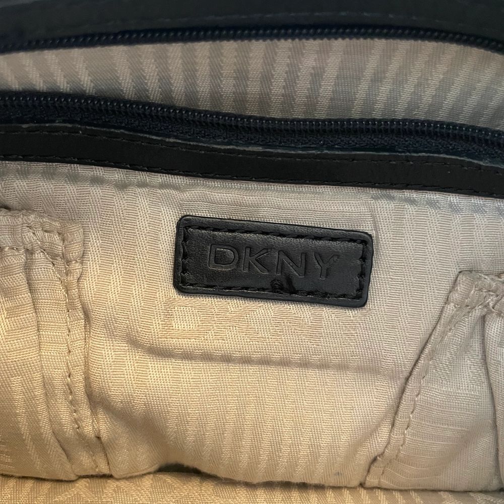 Supersnygg svart DKNY väska som är i toppenskick och perfekt om man vill ha en väska med mycket plats men som inte ser så stor ut🖤 kunden står för frakt. Väskor.