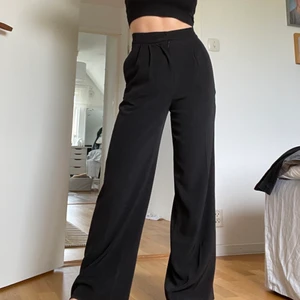 Svarta kostymbyxor  - Svarta högmidjade kostymbyxor som tyvärr är lite för små för mig. De är supersnygga och gjorda av ett skönt och snyggt material, i mycket bra skick då de knappt är använda!