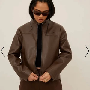 Helt ny jacka Nakd - Nakd X Freja Wewer, storlek 34, nypris 799kr. Fin brun färg och bra kvalite. Unisex. 