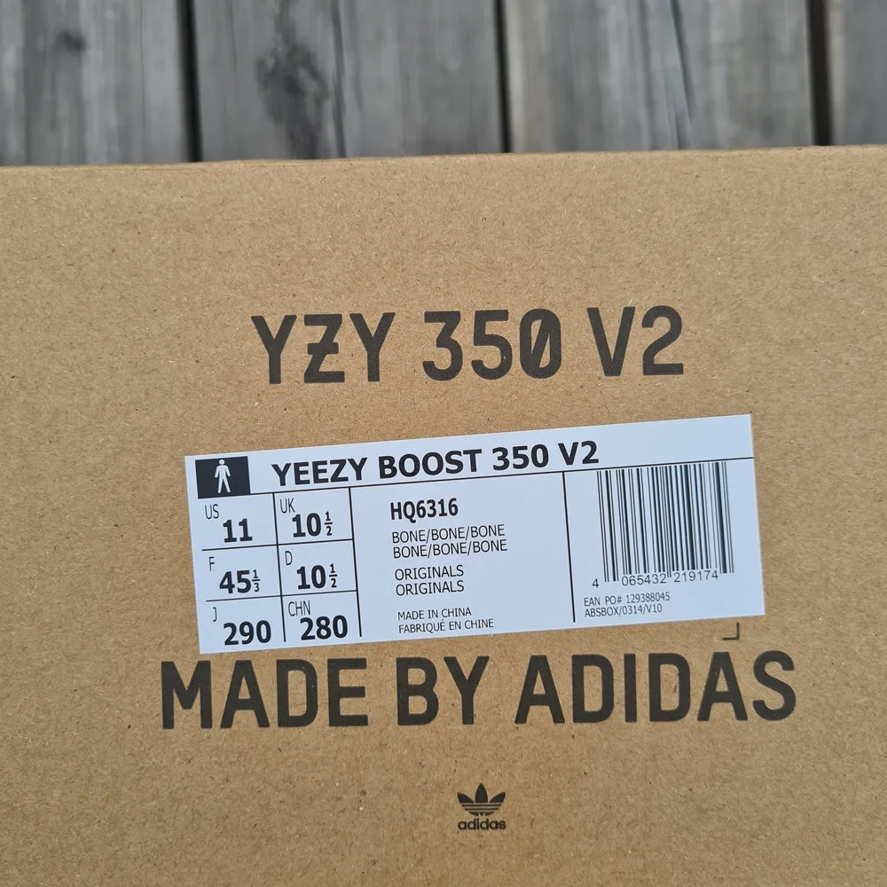 Hej! Säljer ett par Adidas Yeezy 350 V2 bone. Dom är helt nya och har dessutom kvitto från JD! De är storlek 45 1/3 och kommer med original allting. De är sold-out överallt och säljs för runt 3000kr . Skor.