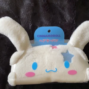 Kawaii cinnamoroll hårband - Ett hårband från kawaiishopen i Göteborg. Jag vill sälja denna för att jag har inte denna stilen längre. Den är i bra skick. (Jag tvättar den innan jag skickar den till dig)