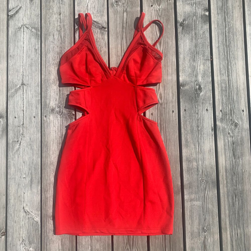 En röd festklänning från miss guided i storlek 36/ 10 . Klänningar.