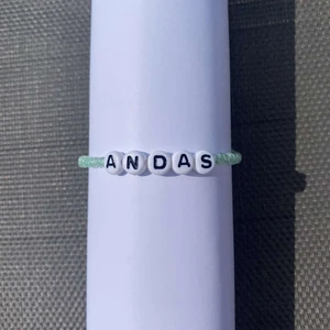 Armband "andas" - Grönt pörlarmband med elastisk tråd och ordet "andas". Vi anpassar storleken efter dig så hör av dig för mått, men vi använder oss av elastisk tråd som går att stretcha! 10% av kostnaden går till organisationen Mind 💓