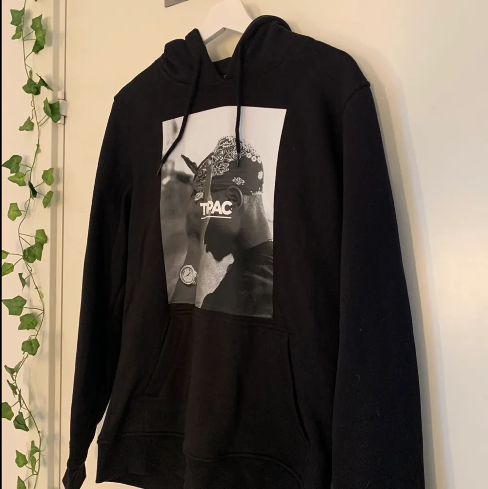 en tupac hoodie knappt använd🤟🏼 oversized fit, superbra skick, köpt för 525kr.. Hoodies.