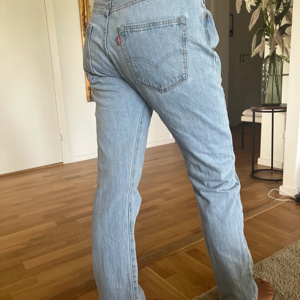 Ljusblå vintage levisjeans 501. W 32 L 32 Raka och långa. Jag är 168 cm lång! Storlek 36/38. Använda en del men ser så gott som nya ut, inget som är trasigt! Köpta för 700kr. Jeans & Byxor.