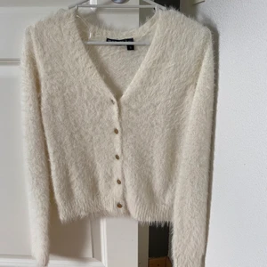 Tröja - Säljer en tröja i fluffigt material. Använd ett fåtal gånger. Sticks inte.