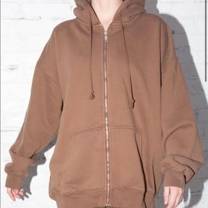 Zip hoodie - Brun zip hoodie från brandy Melville, nypris ca 400 om jag inte minns fel, så fin! Onesize
