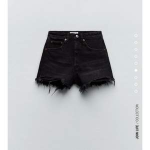 Jätte snygga svarta mid rise shorts från Zara i storlek S! Helt oanvända så i nyskick, perfekt nu till sommaren!   Kan mötas i Stockholm annars står köpare för frakt💓