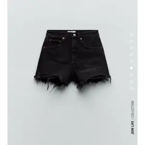 Jätte snygga svarta mid rise shorts från Zara i storlek S! Helt oanvända så i nyskick, perfekt nu till sommaren!   Kan mötas i Stockholm annars står köpare för frakt💓