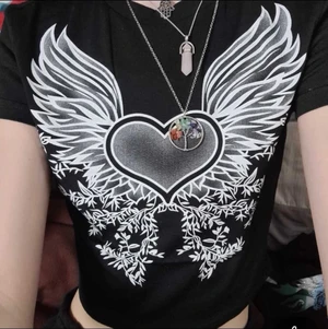 Svart top - Svart top med tryck. Storlek S men liten i storlek så är som en XS! Aldrig använt ‼️tryck inte på köp nu‼️